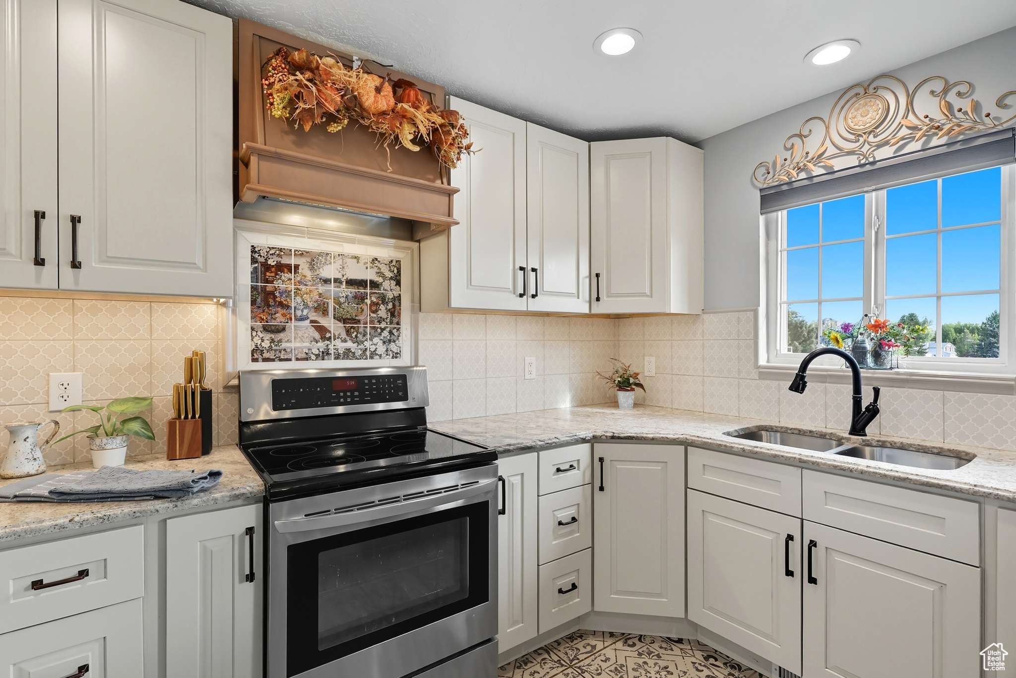 COUNTRY HOLLOW - Residential