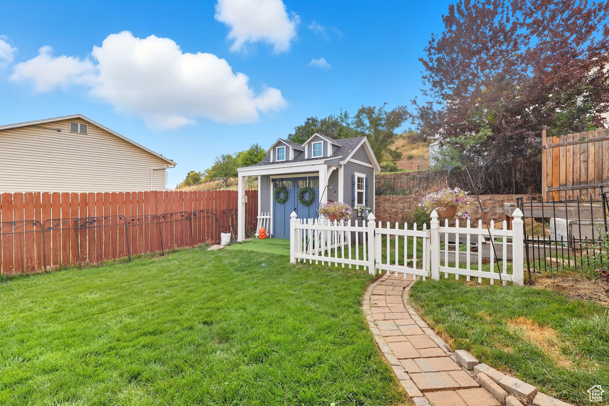 COUNTRY HOLLOW - Residential