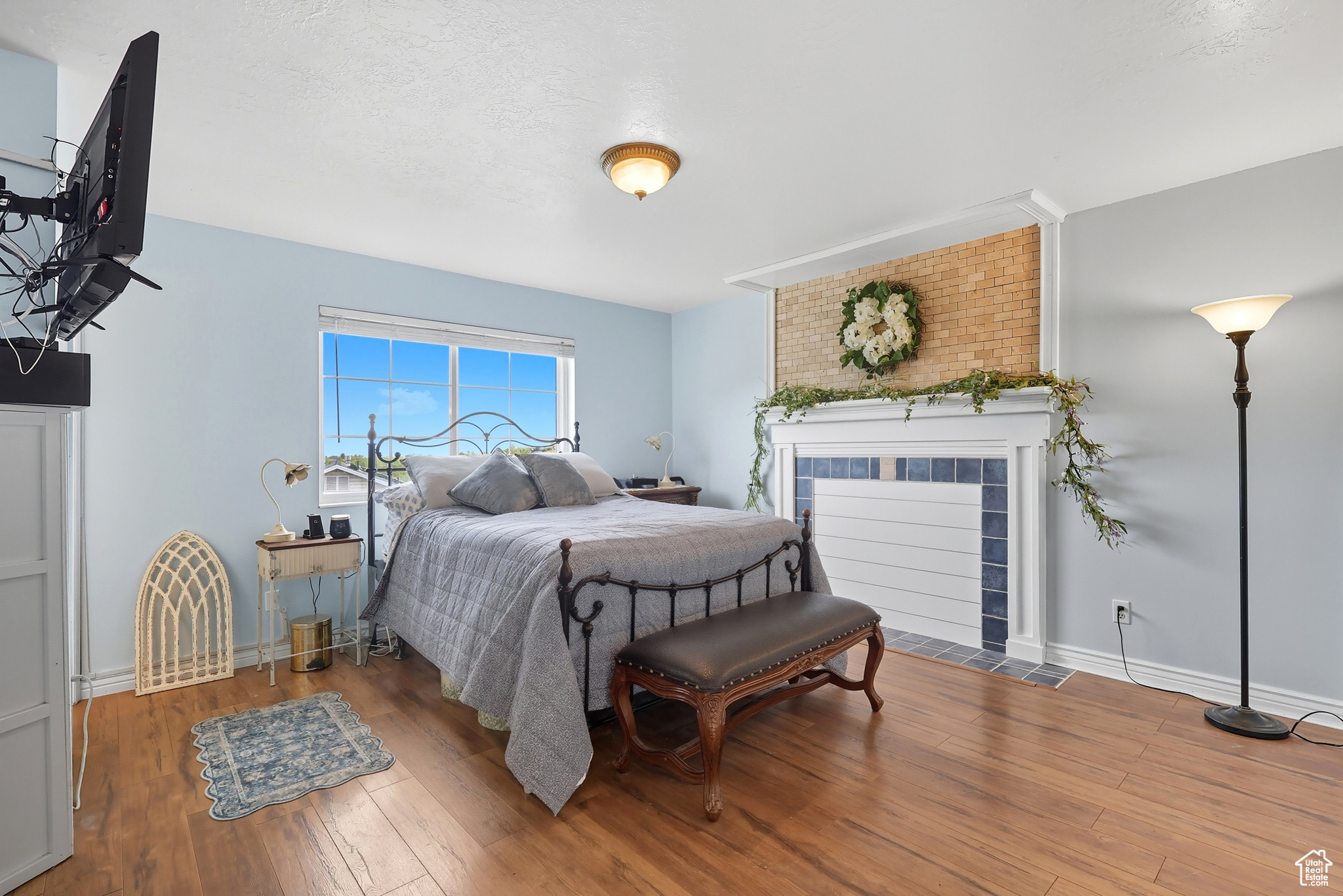 COUNTRY HOLLOW - Residential