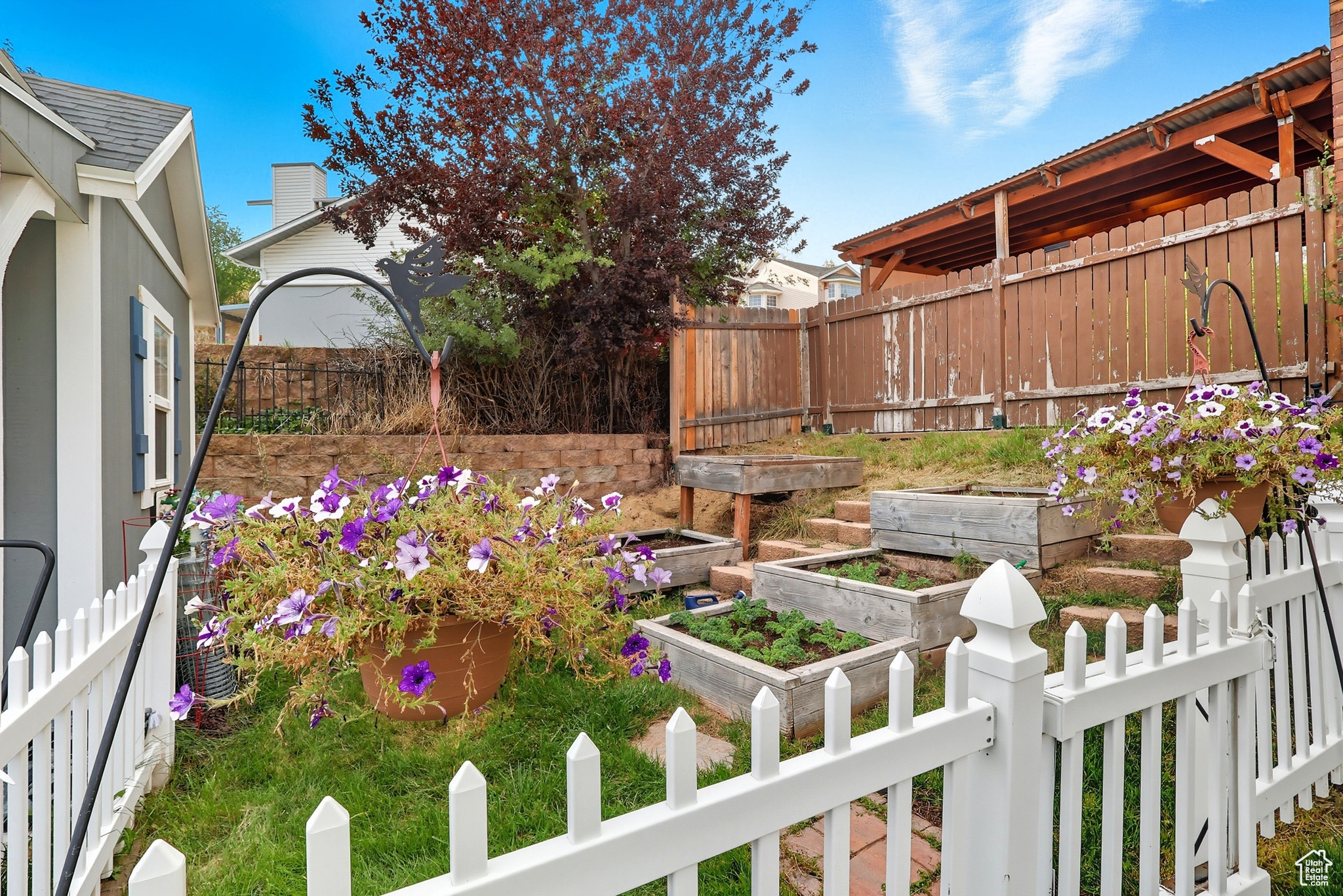 COUNTRY HOLLOW - Residential