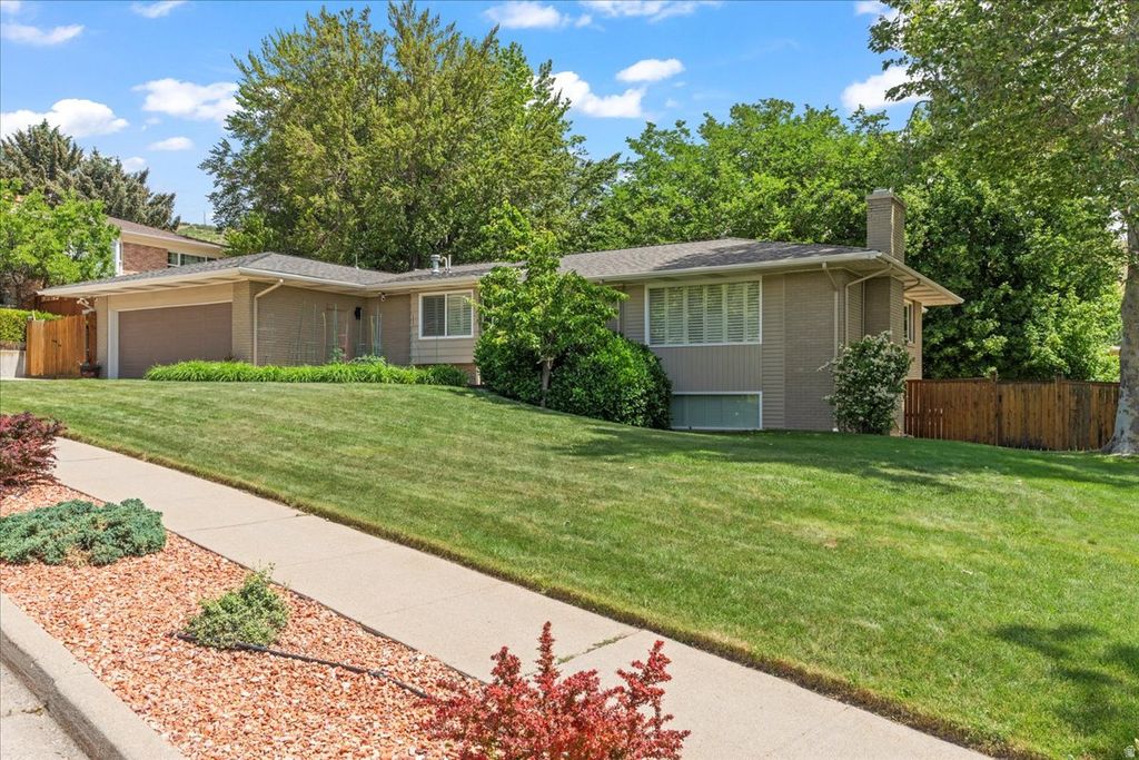 Photo of 920 N LITTLE VALLEY RD, Salt Lake City, UT 84103 (MLS # 2139533)