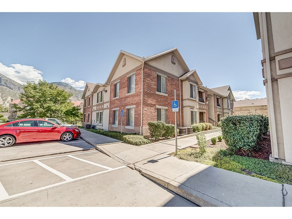 UNIVERSITY AVE CONDO - Residential