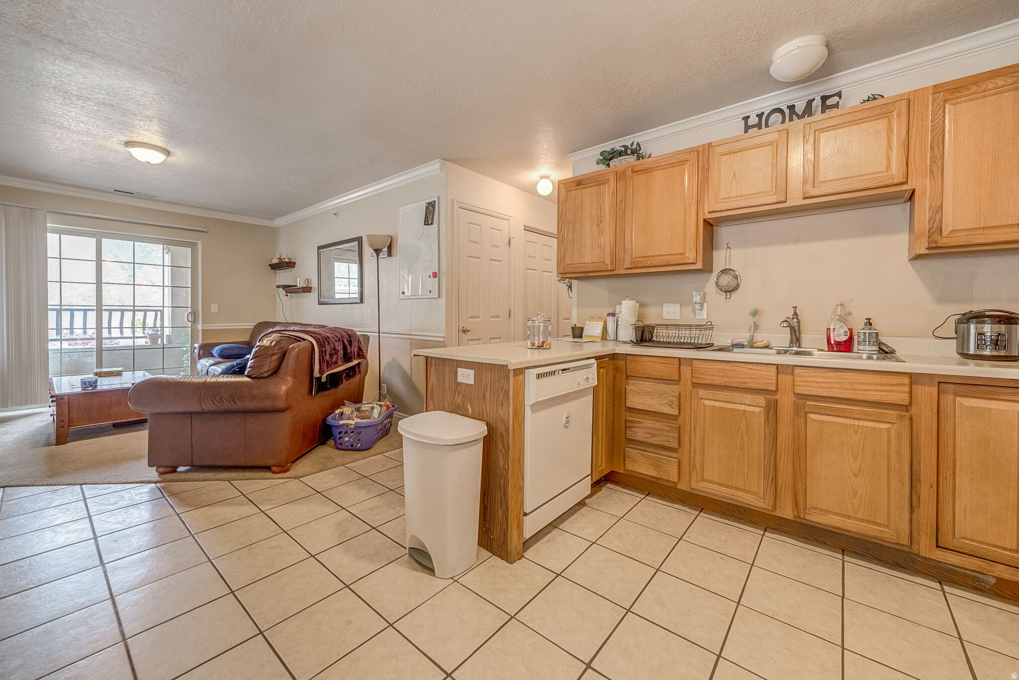 UNIVERSITY AVE CONDO - Residential