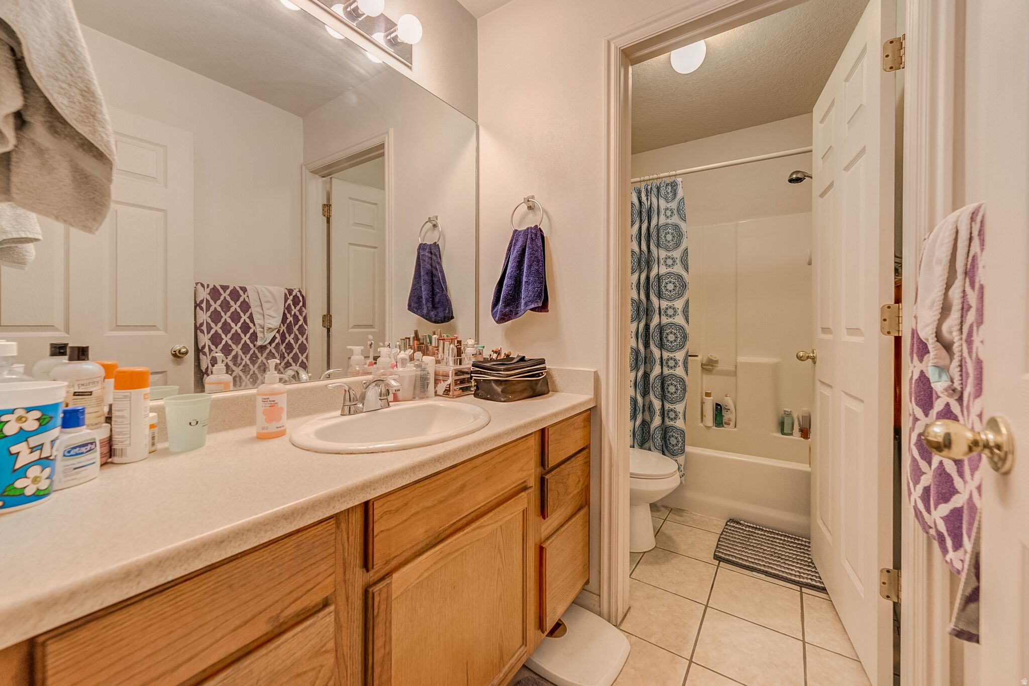 UNIVERSITY AVE CONDO - Residential