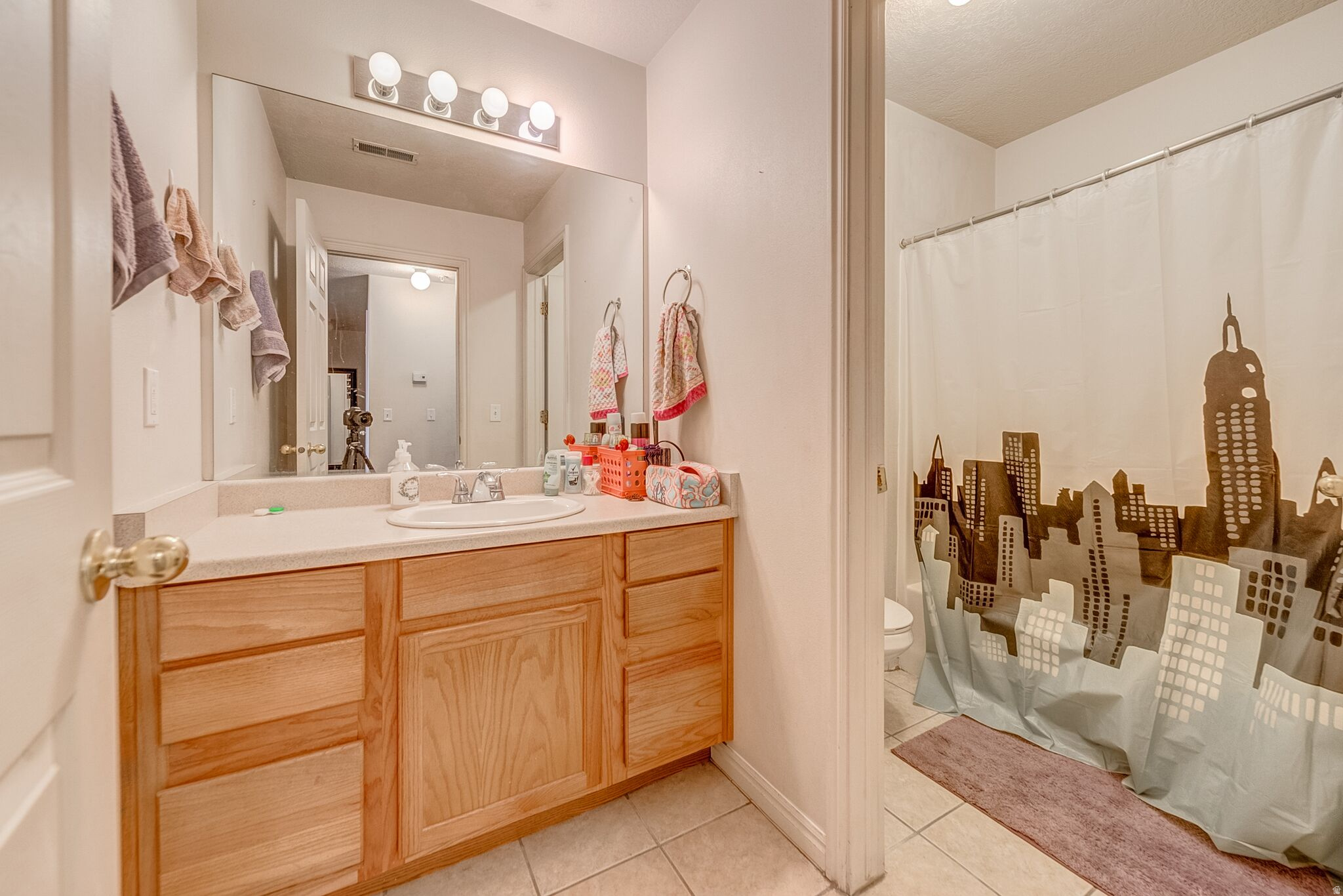 UNIVERSITY AVE CONDO - Residential