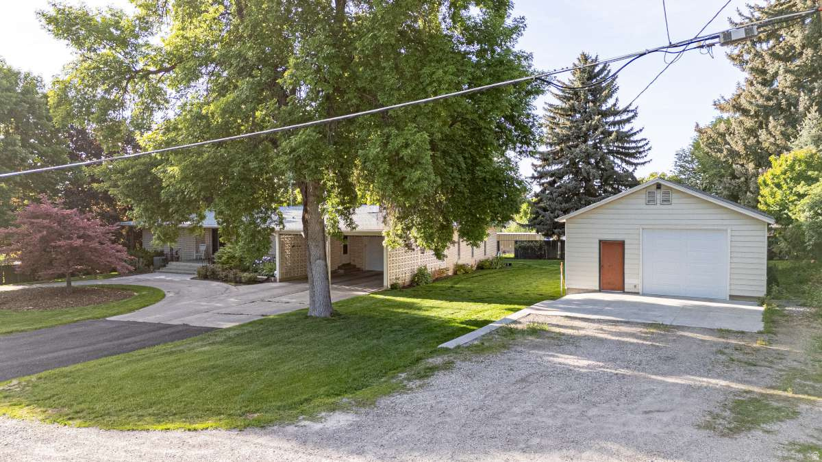 SPRING CREEK HOLLOW - Residential