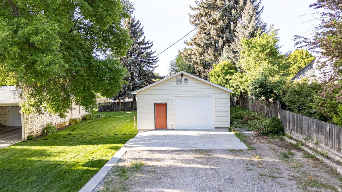 SPRING CREEK HOLLOW - Residential