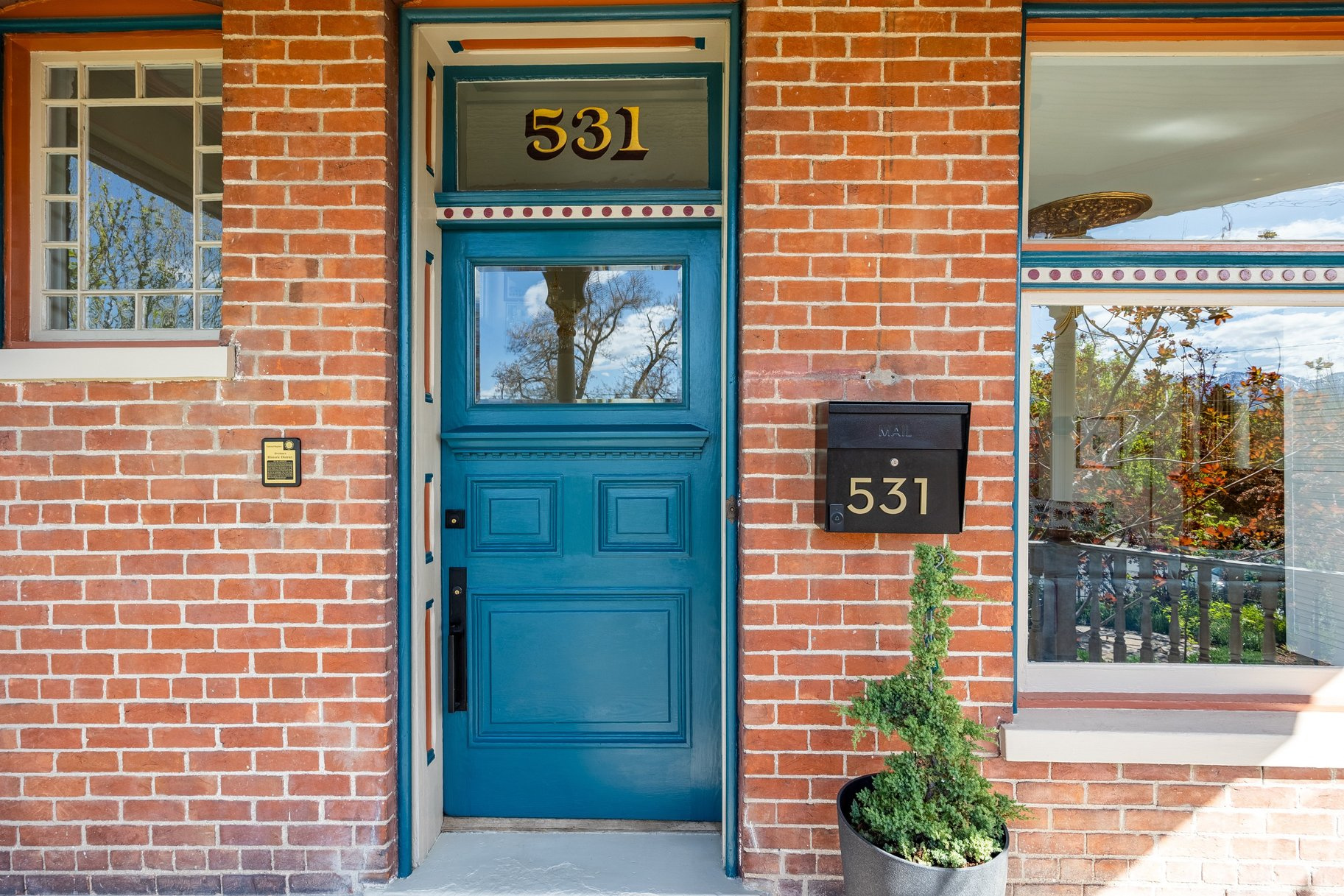 Main image without alt text