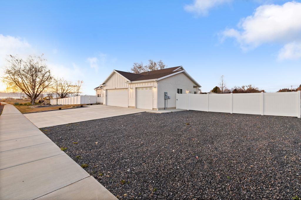 Photo of 206 W 300 S, Willard, UT 84340 (MLS # 2143136)