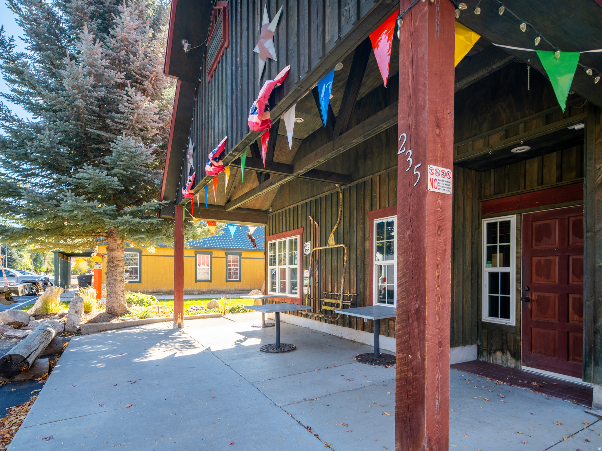 Main image without alt text