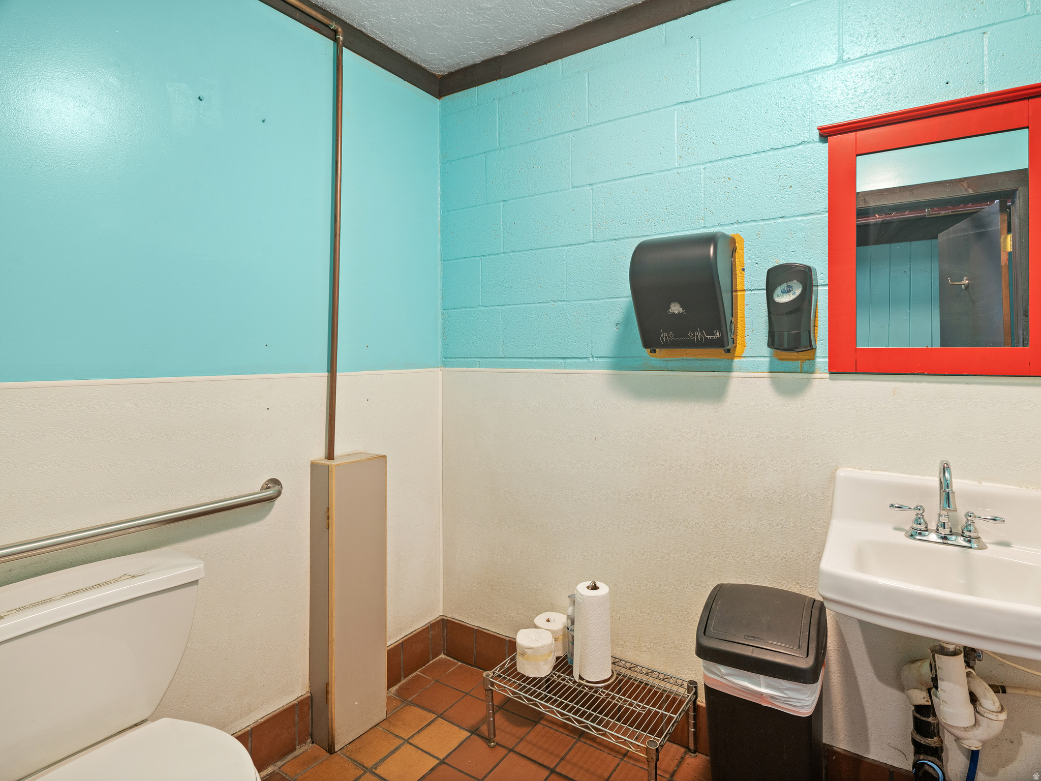 Main image without alt text