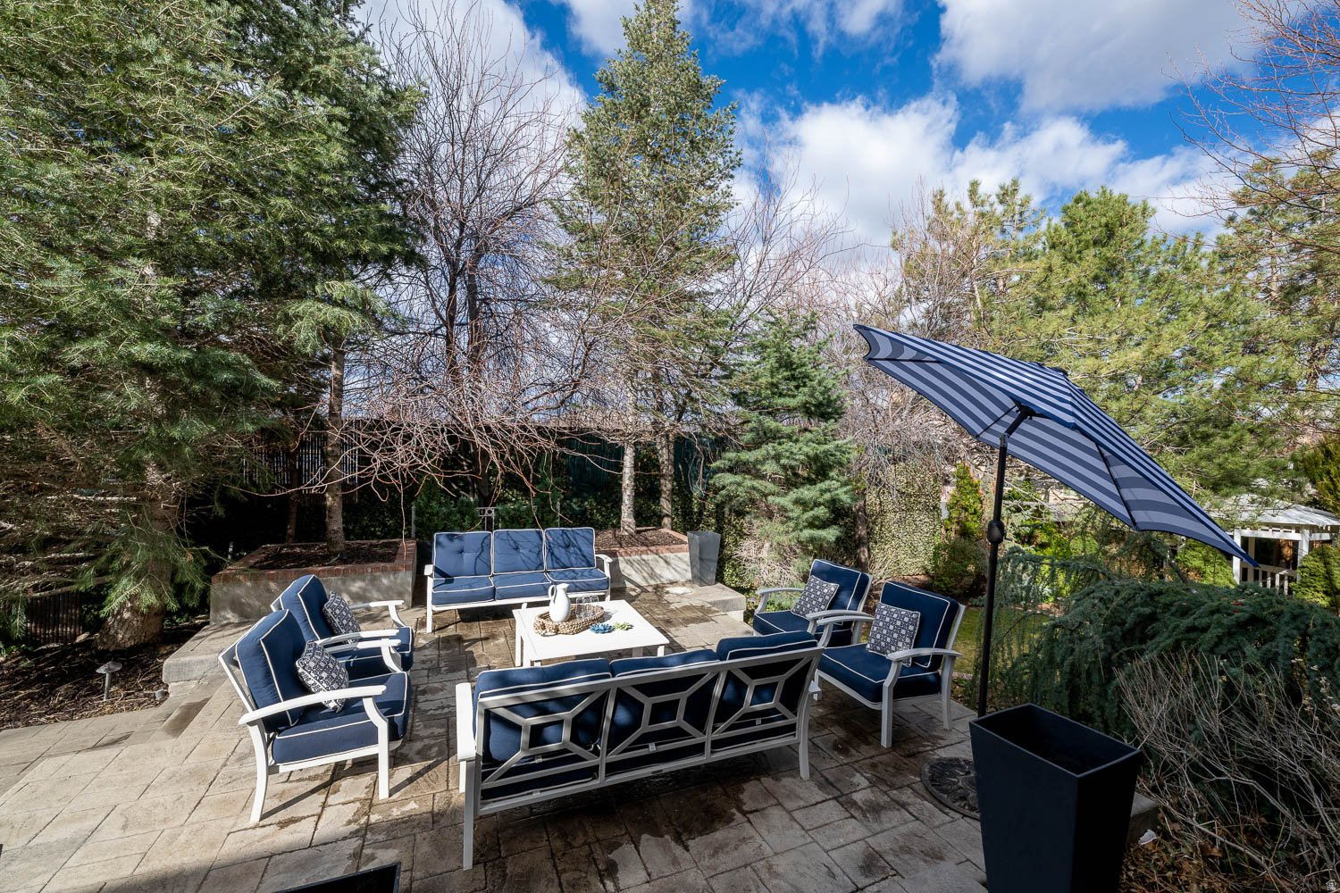 RALEIGH COURT - Residential