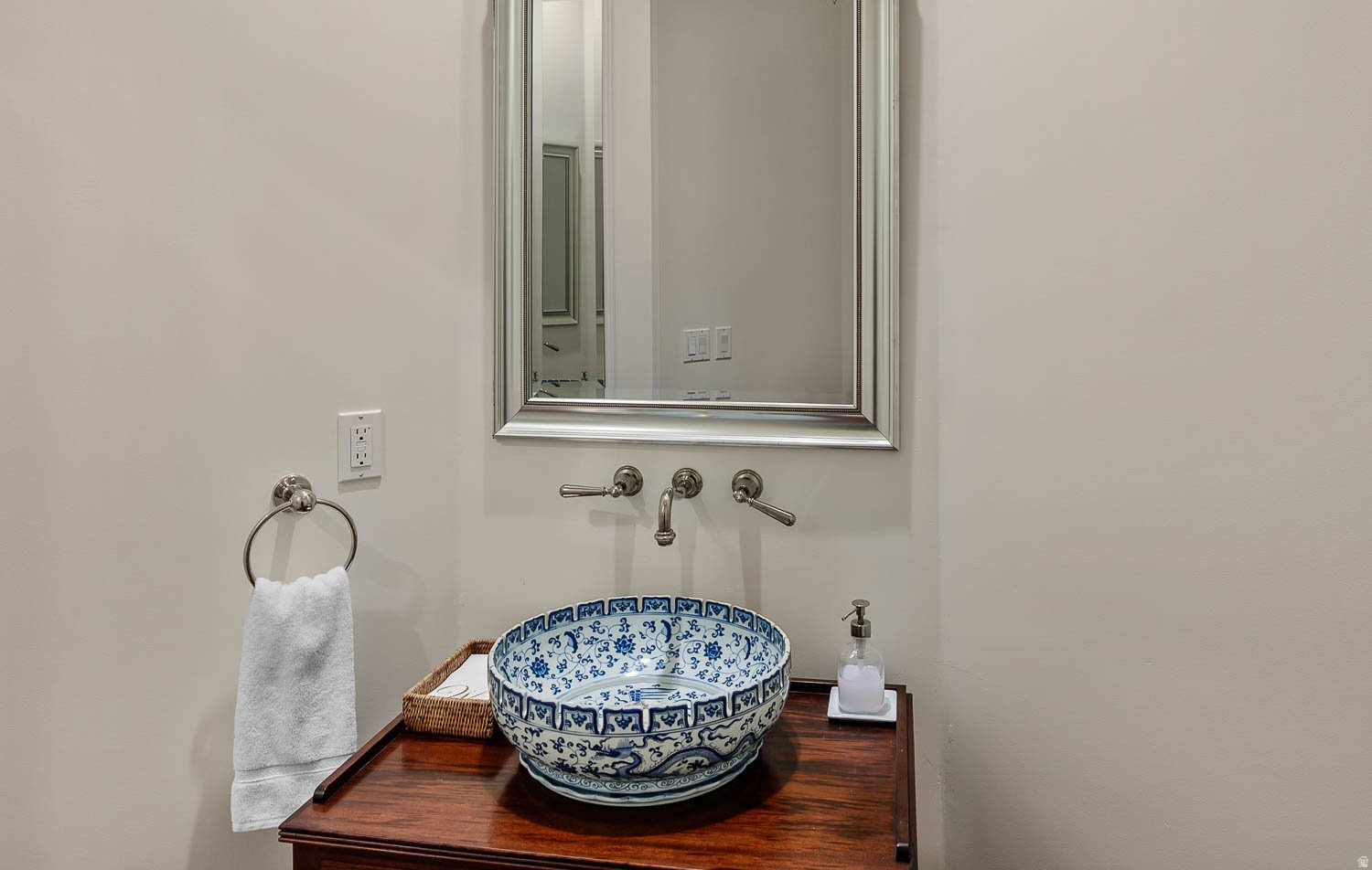 RALEIGH COURT - Residential