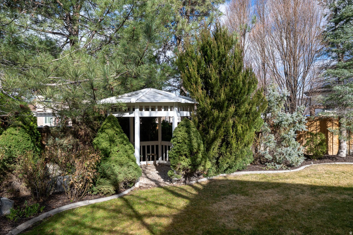 RALEIGH COURT - Residential