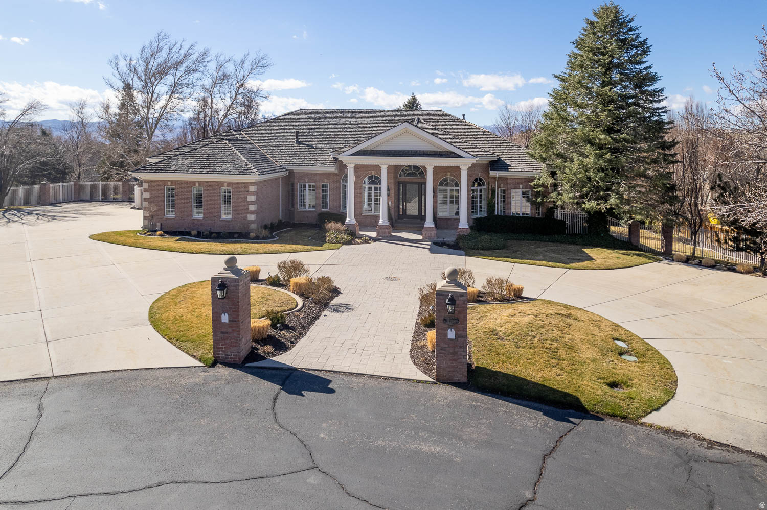 RALEIGH COURT - Residential