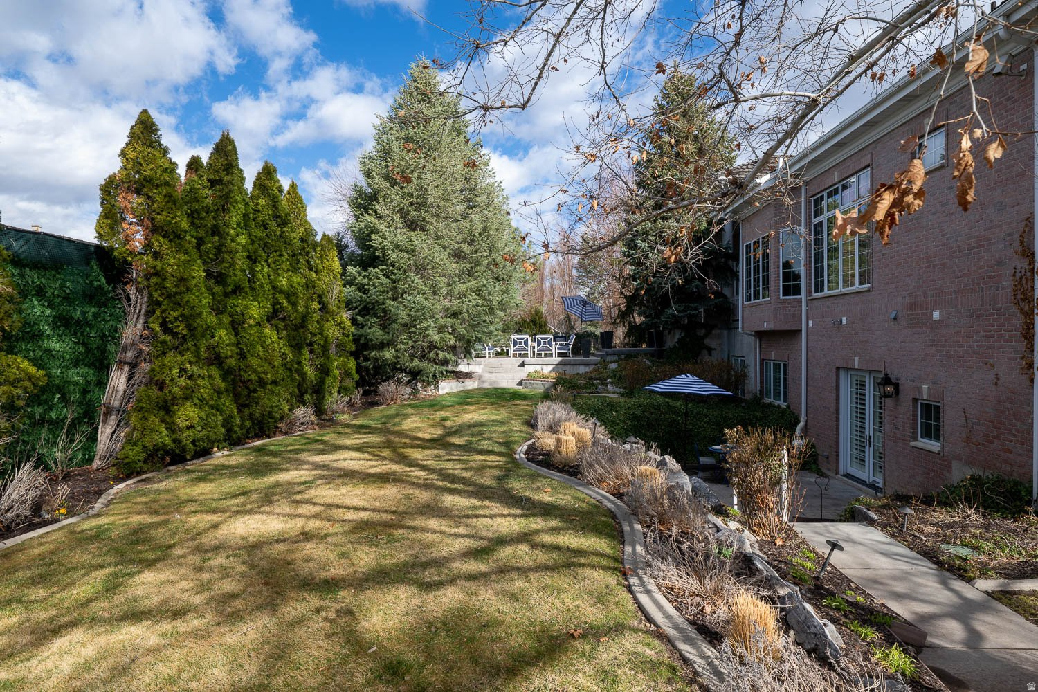 RALEIGH COURT - Residential