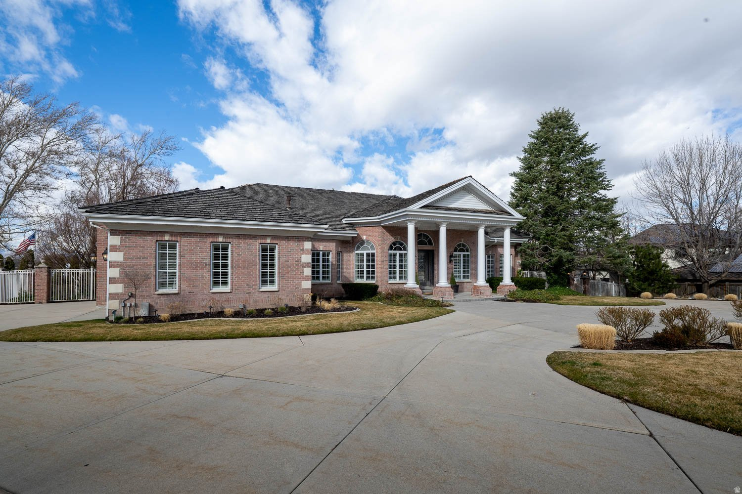 RALEIGH COURT - Residential