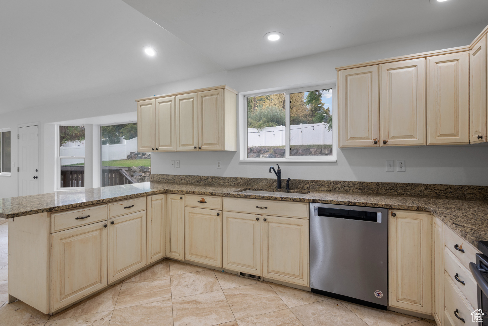 PINNACLE POINTE - Residential