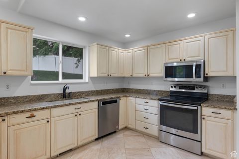 Tiny photo for 3810 W VALLEY VIEW DR, Cedar Hills, UT 84062 (MLS # 2114804)