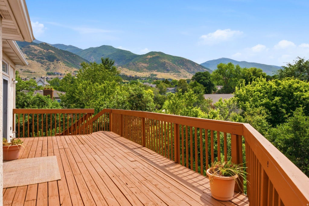 Photo of 923 W WILSHIRE CT, Farmington, UT 84025 (MLS # 2175484)