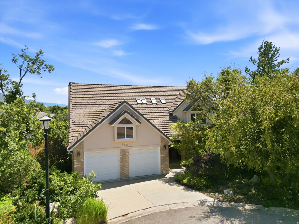 Photo of 923 W WILSHIRE CT, Farmington, UT 84025 (MLS # 2175484)