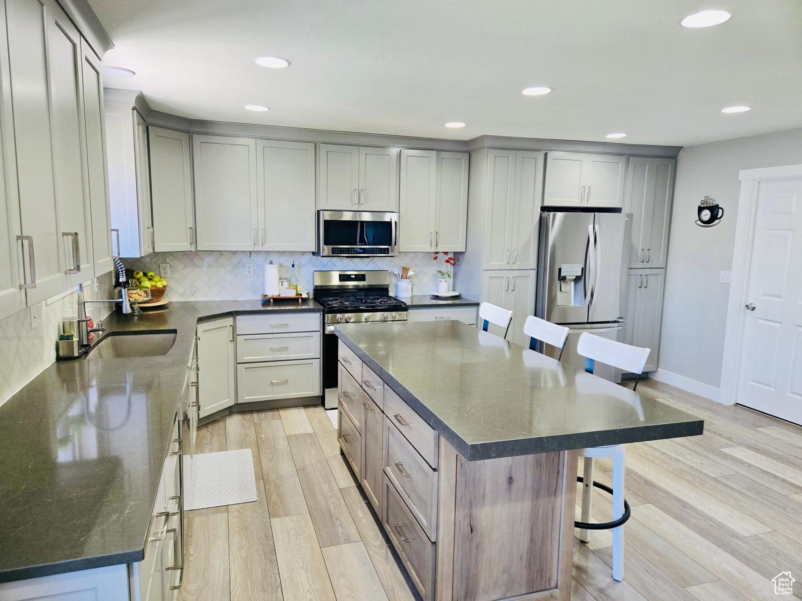 COUNTRY COVE - Residential