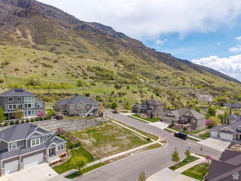 Photo of 635 N RIDGE DR #25, Provo, UT 84606 (MLS # 2080264)