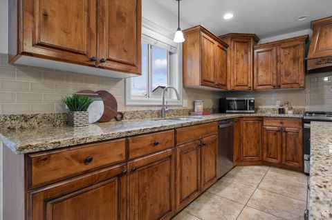 Tiny photo for 624 W ASPEN HILLS BLVD, Saratoga Springs, UT 84045 (MLS # 2116497)