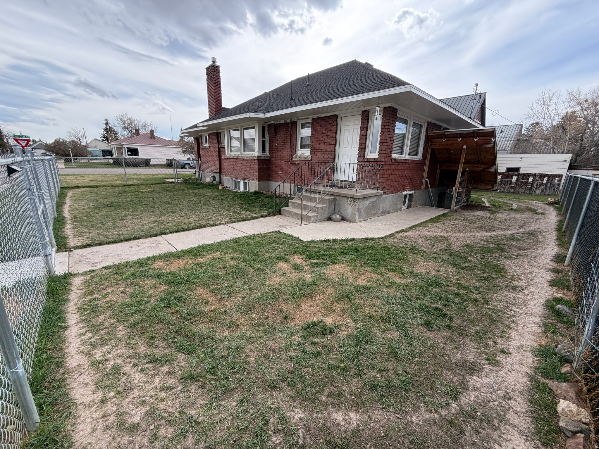 Main image without alt text