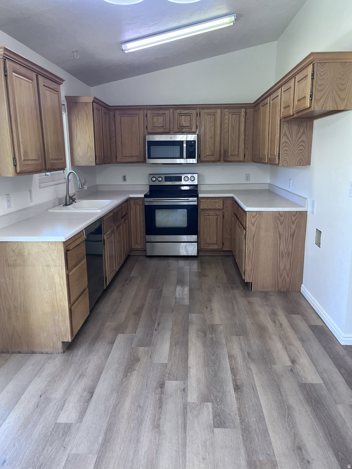 COUNTRY MANOR - Residential