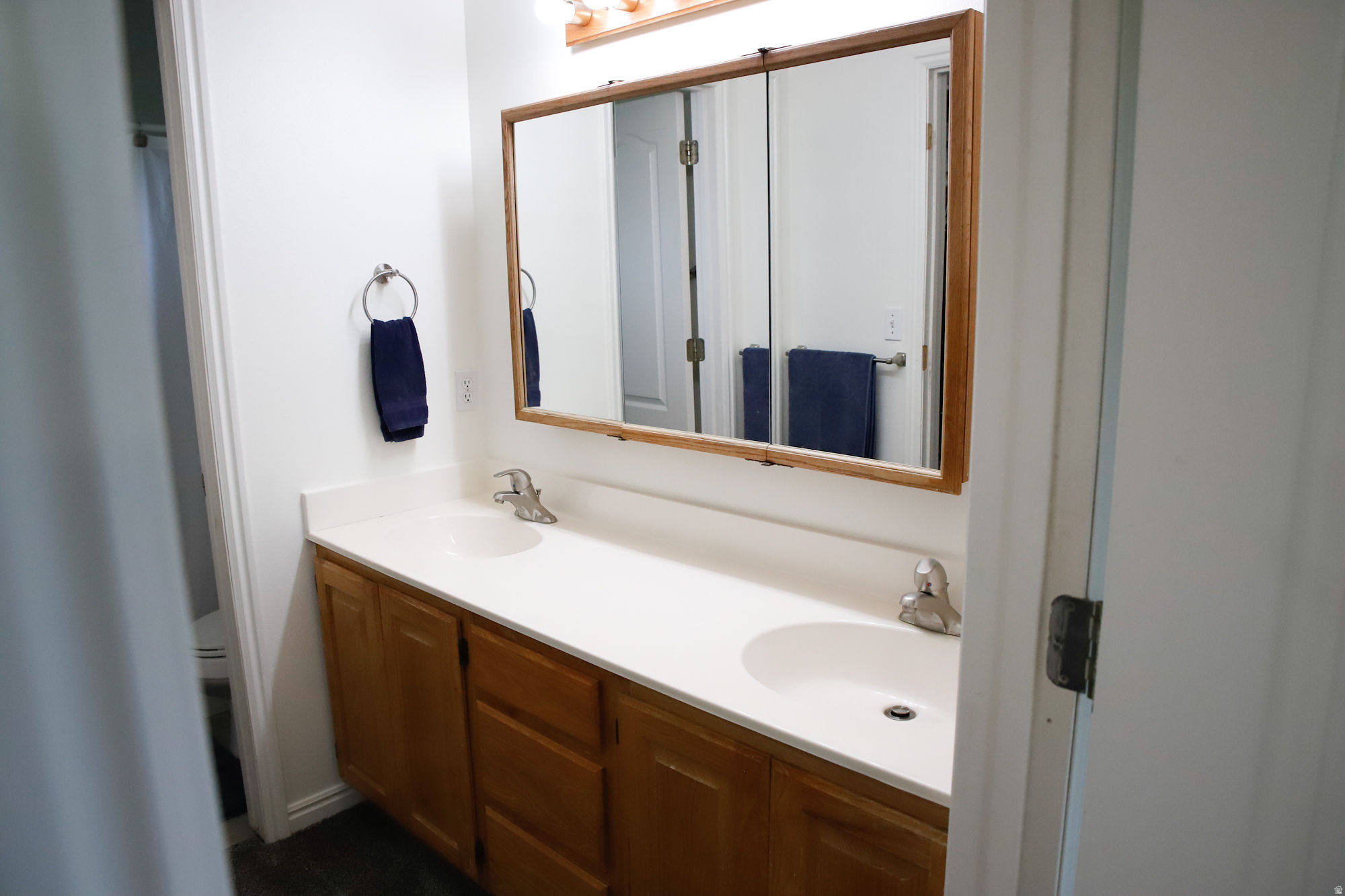 COUNTRY MANOR - Residential