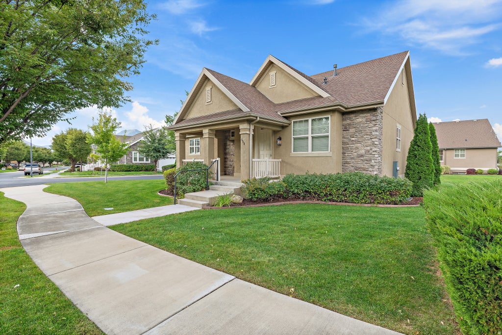 Photo of 664 S SILVER LEAF DR, Mapleton, UT 84664 (MLS # 2186351)