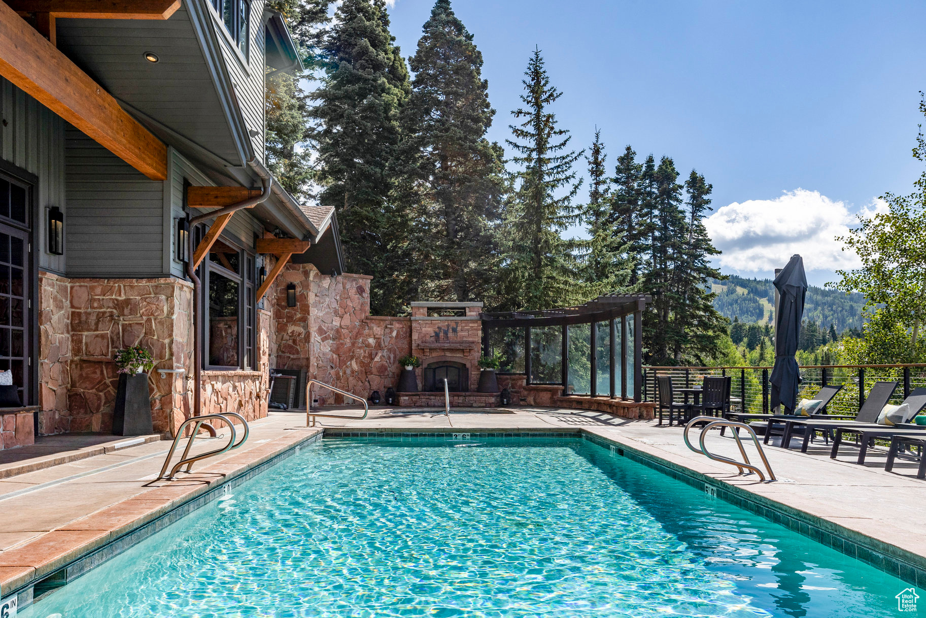 STAG LODGE PHASE 1 CONDOMINIUM - Residential