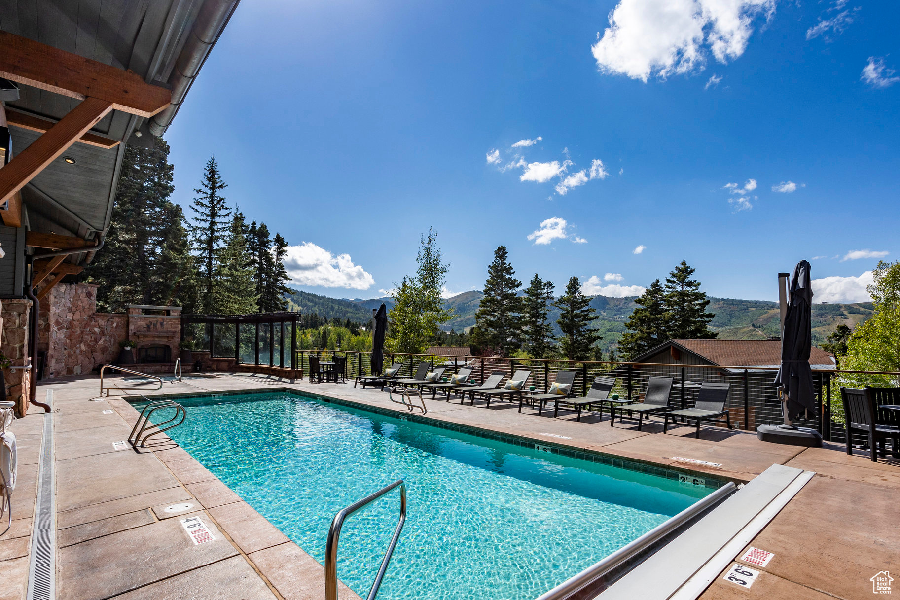 STAG LODGE PHASE 1 CONDOMINIUM - Residential