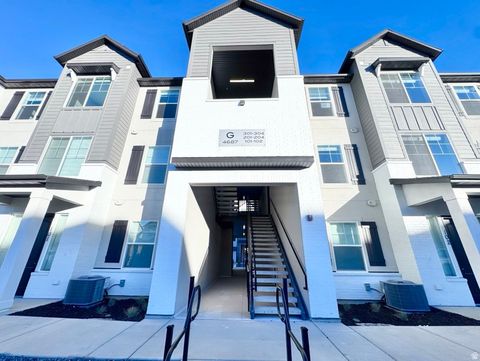 Photo of 4655 S ALDER DR #H204, Mapleton, UT 84664 (MLS # 2135197)