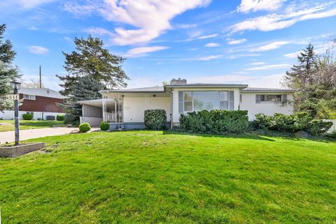 Photo of 644 CRESTWOOD CIR, Bountiful, UT 84010 (MLS # 2148581)