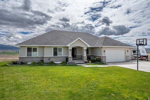 Photo of 351 W SKYLINE DR, Loa, UT 84747 (MLS # 2158296)