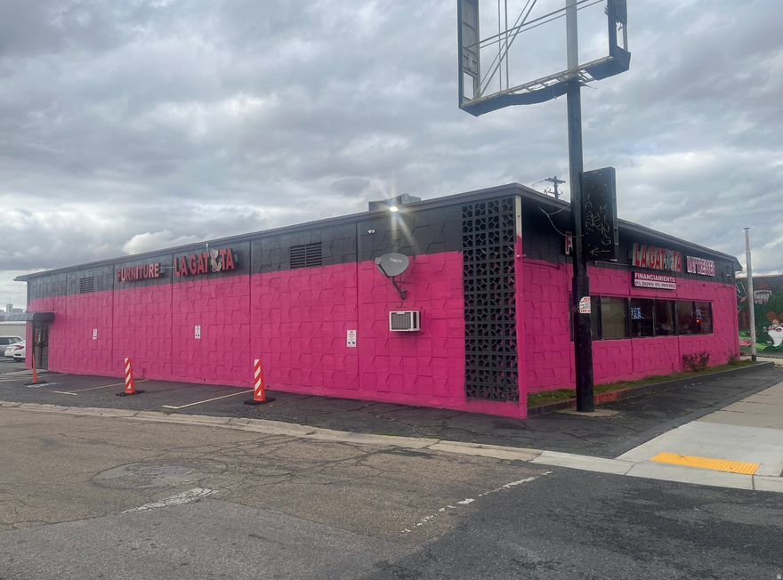 > Investment or Owner User > 4,960 Square Feet > Purchase Price $1,000,000 ($200 PSF) >Open Floor Concept > 34 Parking Stalls > Previously a Furniture Store > Signage on Washington Blvd > 3 minutes from I-15 > Heart of Ogden > 2 bathrooms  Potential Investment - 6.6% Cap Rate based on Current tenants monthly payment of $5,500 NNN.