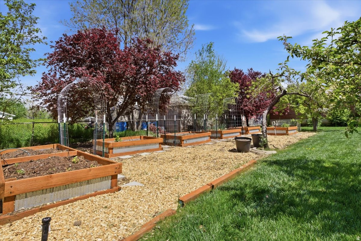 LA SALLE ACRES - Residential