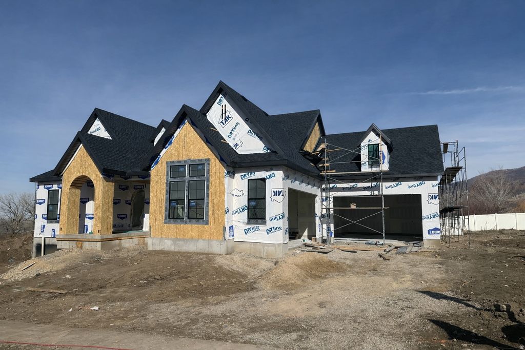 Photo of 136 W SUMMERHILL LN, Centerville, UT 84014 (MLS # 2139401)