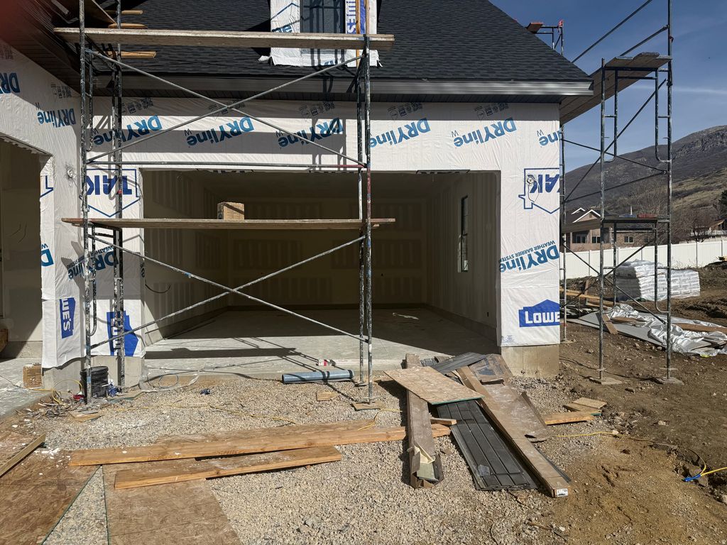 Photo of 136 W SUMMERHILL LN, Centerville, UT 84014 (MLS # 2139401)