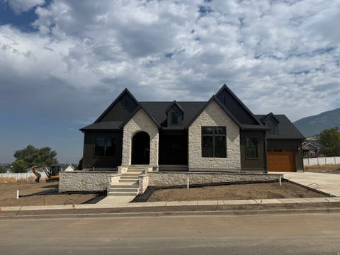 Homes For Sale - 136 W Summerhill Ln<br/> Centerville, UT 84014