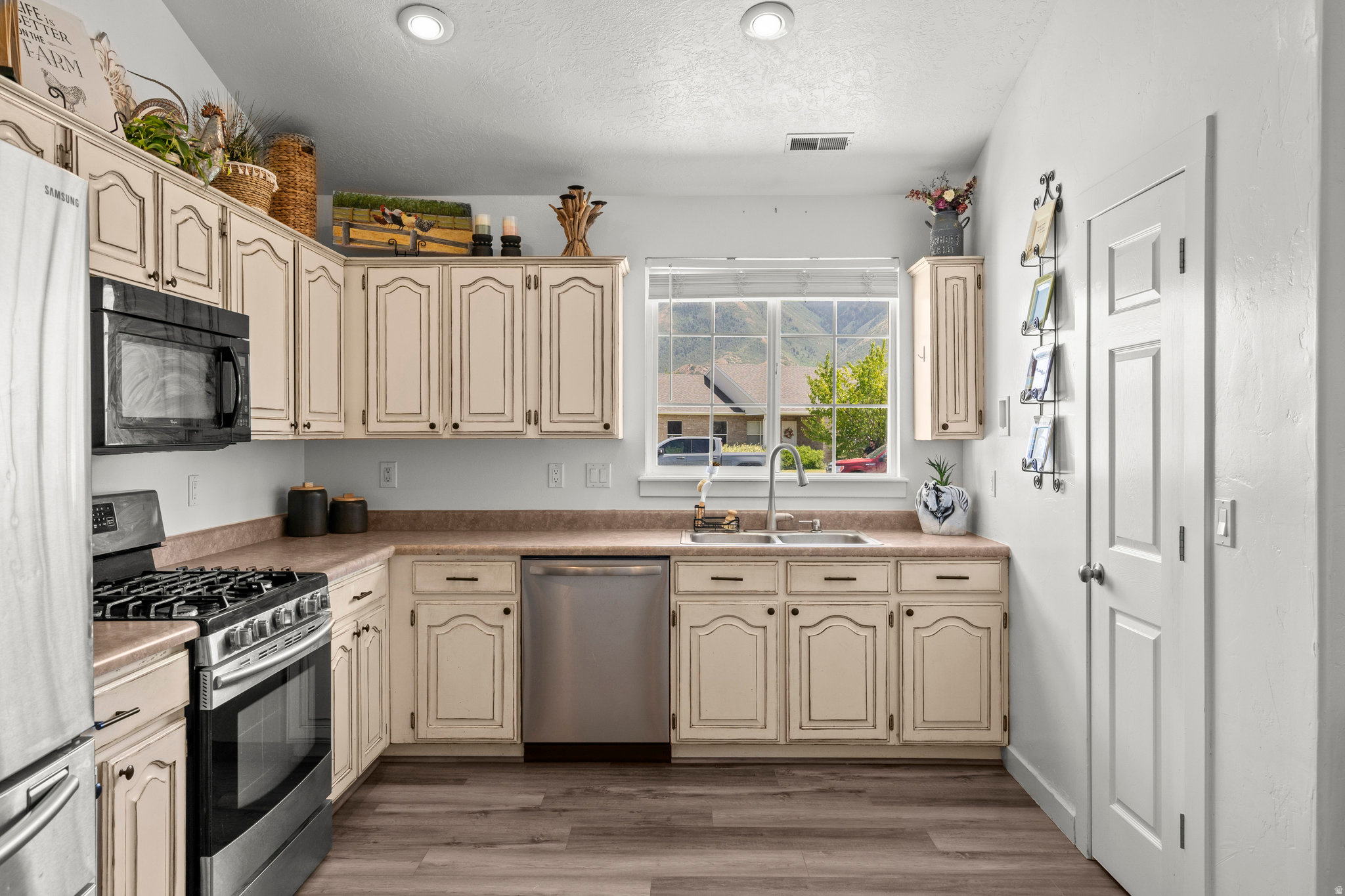 OAKVIEW ESTATES - Residential