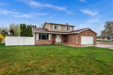 Tiny photo for 591 W 2050 N, West Bountiful, UT 84087 (MLS # 2147771)