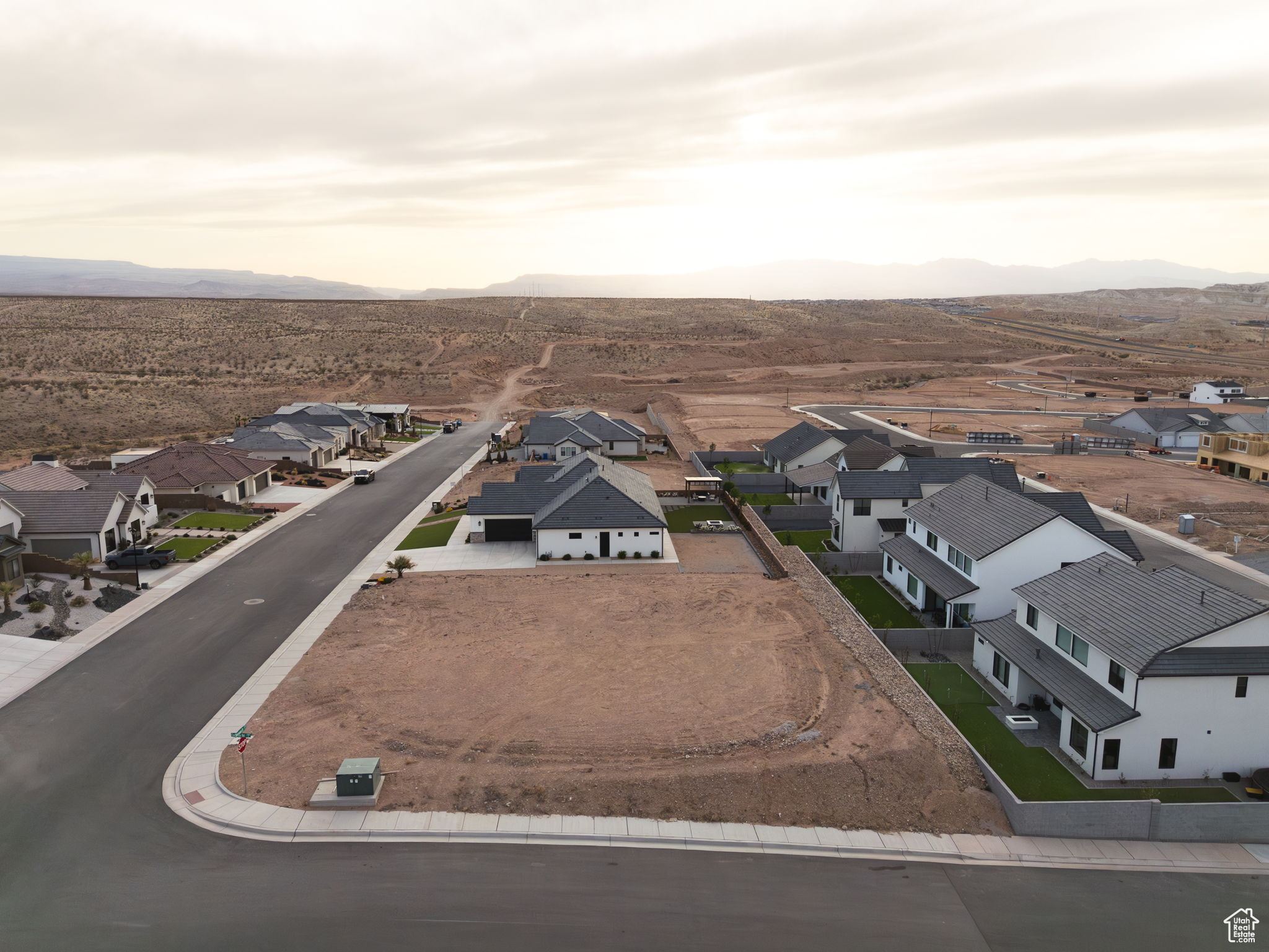 DESERT SOLACE - Land