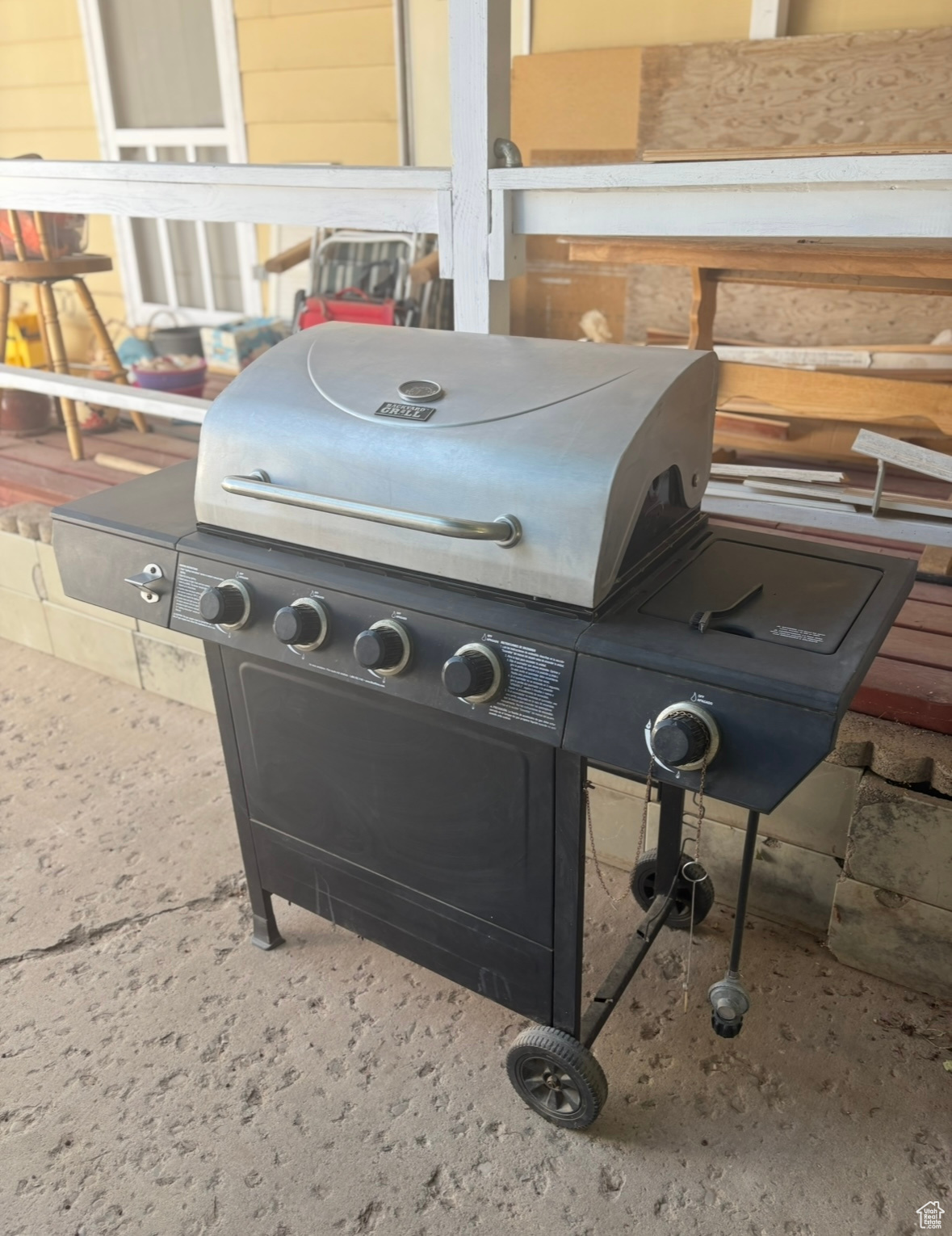 Main image without alt text