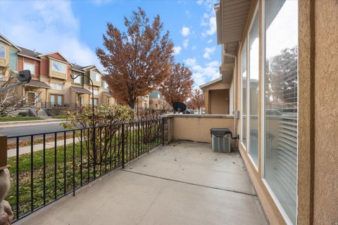 Tiny photo for 907 N FARMINGTON CROSSING Xing W, Farmington, UT 84025 (MLS # 2124766)