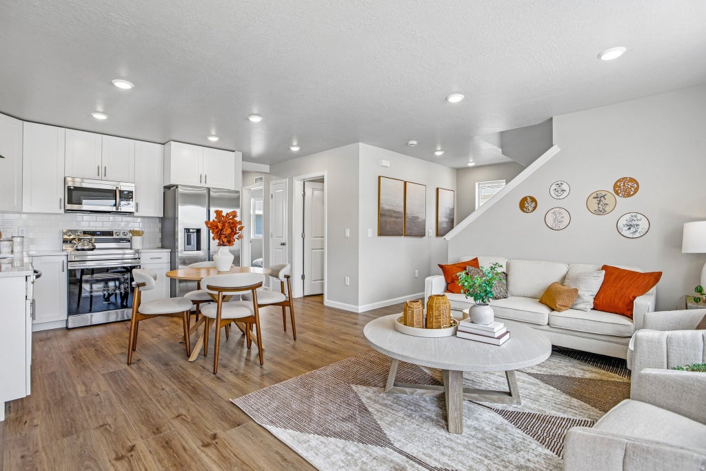 Photo of 17 N JORDAN RIVER WAY, Saratoga Springs, UT 84045 (MLS # 2164878)