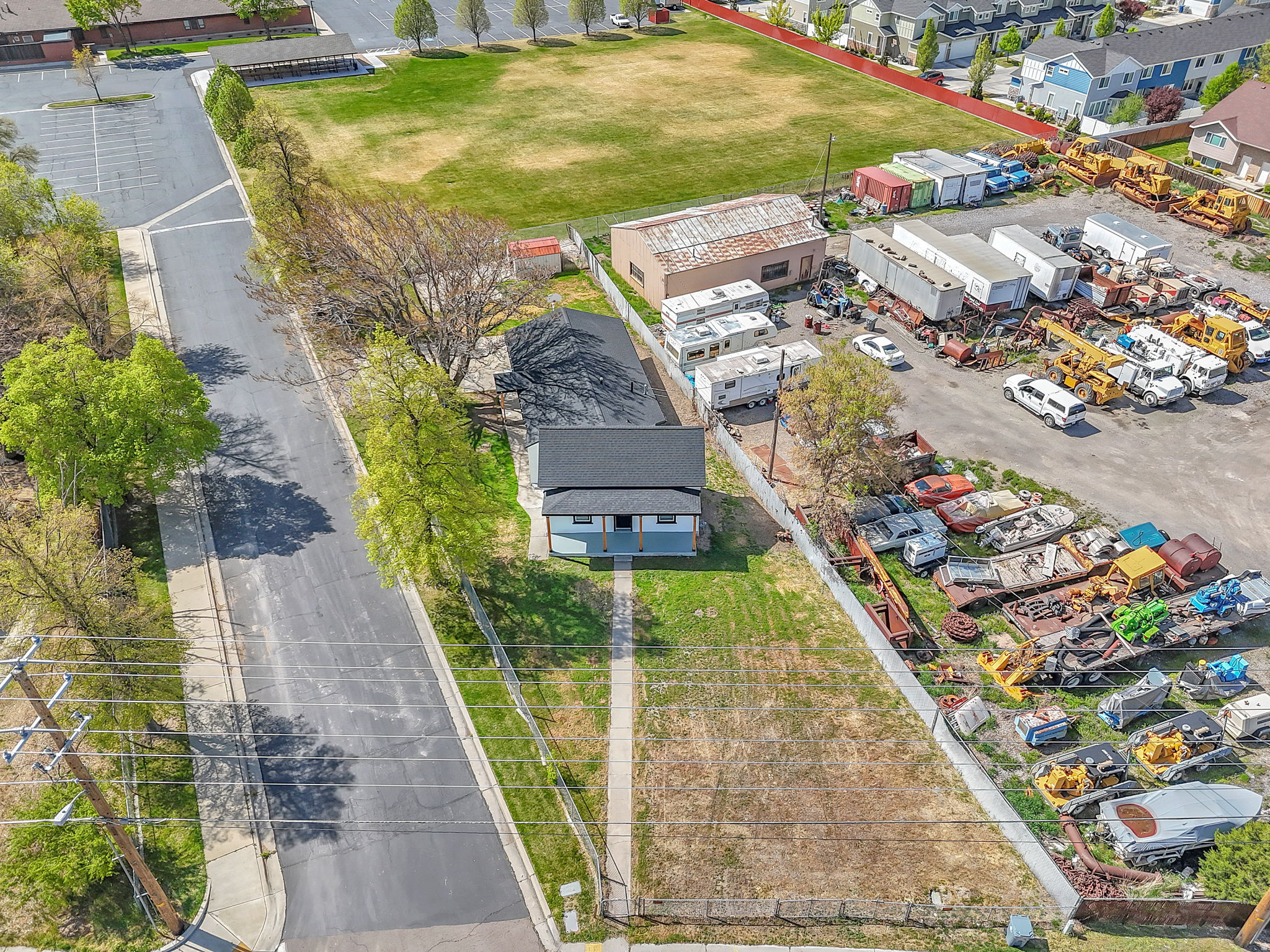 Main image without alt text