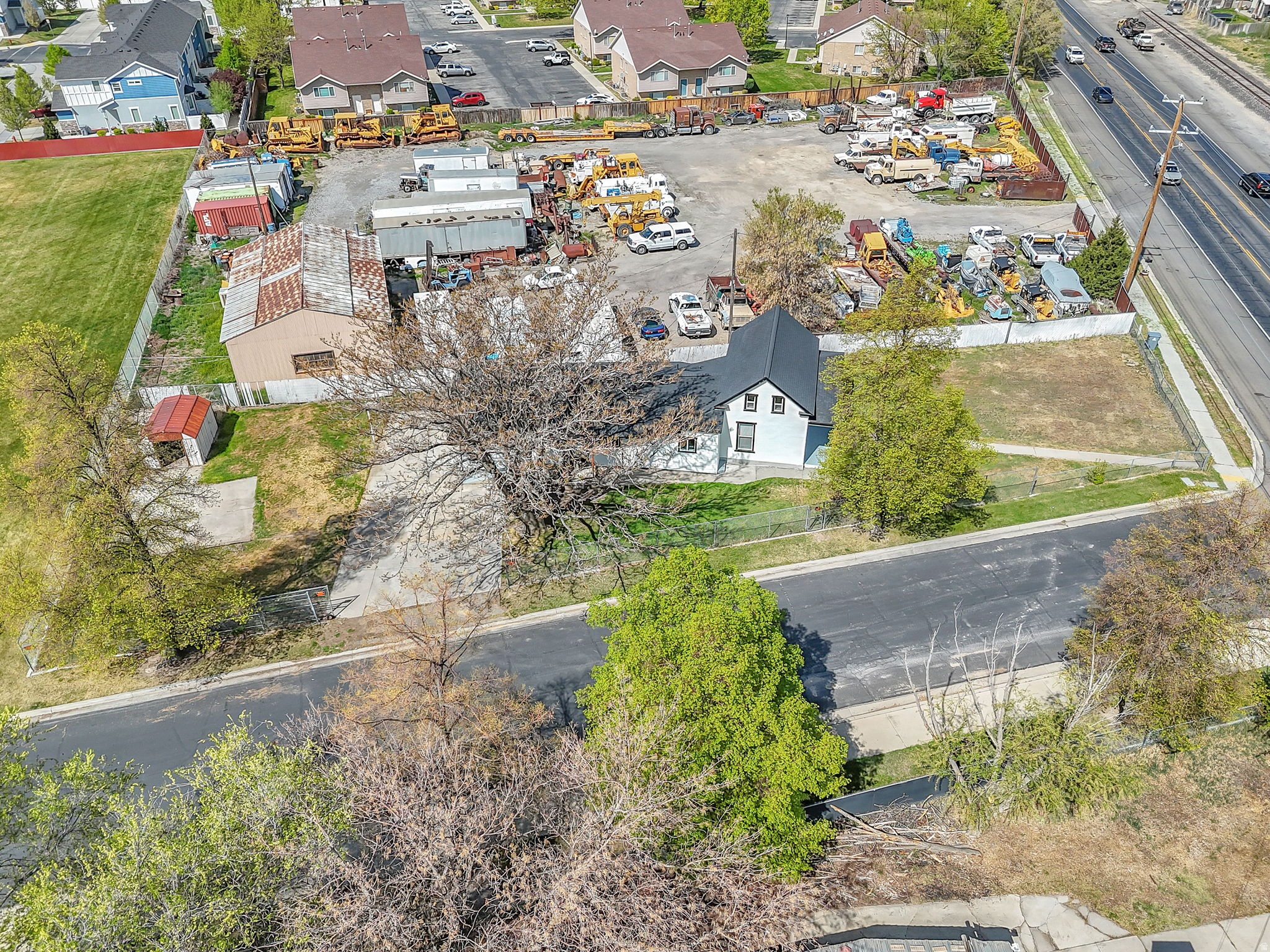 Main image without alt text